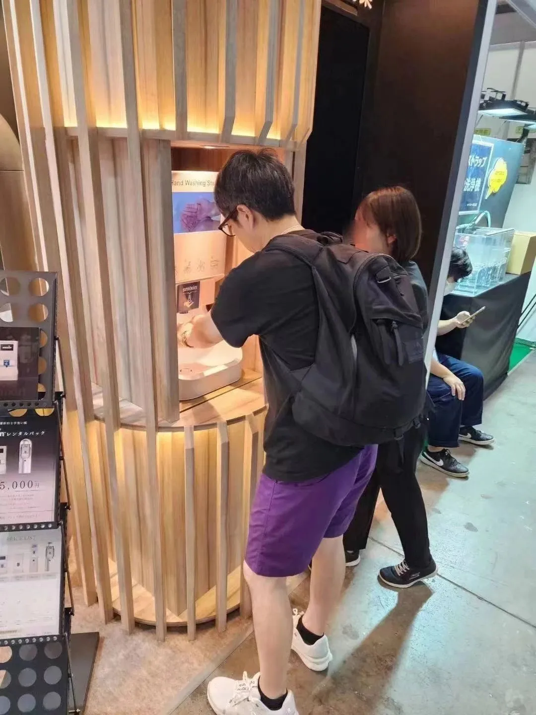 展会参观者体验Smixin全自动洗手机