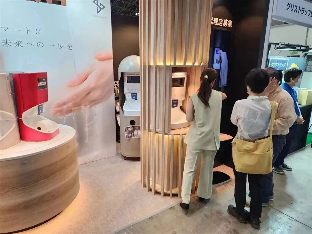 媒体采访Smixin全自动洗手机展示