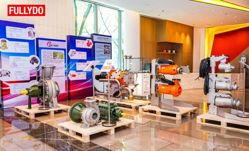 富纳通产品发布会现场展示区，陈列水泵、搅拌器和污水处理设备