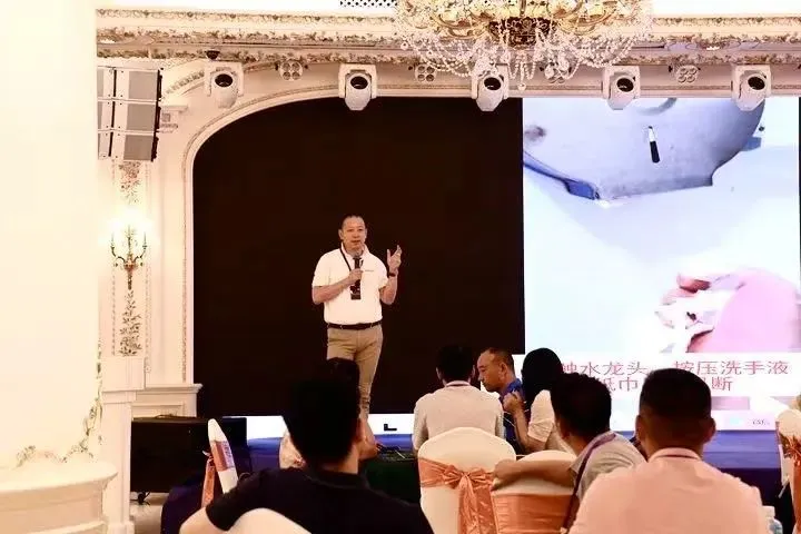 富纳通总经理祁强先生在掼蛋俱乐部活动现场发表演讲