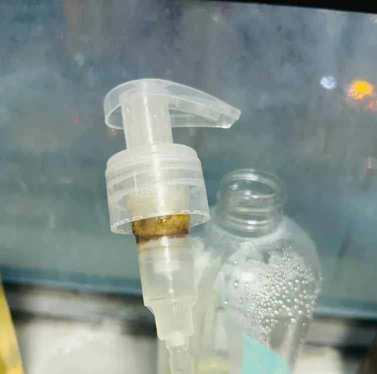 公共场所洗手液瓶细菌污染超标示意图 - 按压头交叉感染风险说明